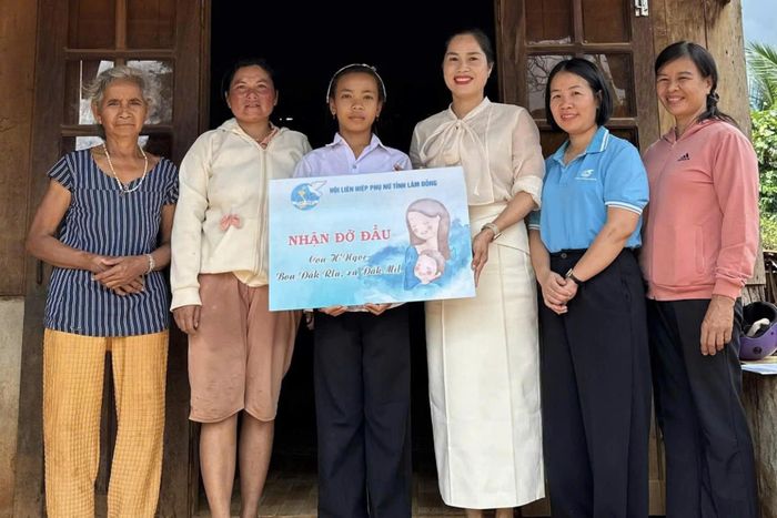 Hội LHPN tỉnh Lâm Đồng nhận đỡ đầu em H’Ngọc, ở xã Đắk Mil với mức hỗ trợ 1 triệu đồng/tháng trong 5 năm, bắt đầu từ tháng 10/2026