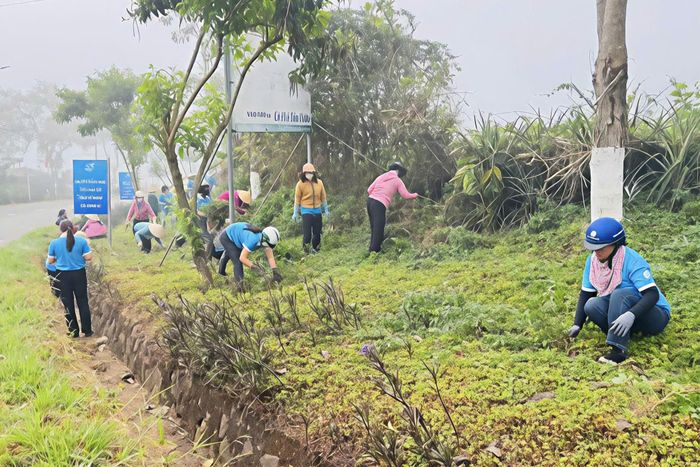 Hội viên, phụ nữ Phường 2 Bảo Lộc tham gia dọn dẹp vệ sinh môi trường, thực hiện mô hình “Đoạn đường mẫu” tại tuyến đường Lý Thái Tổ
