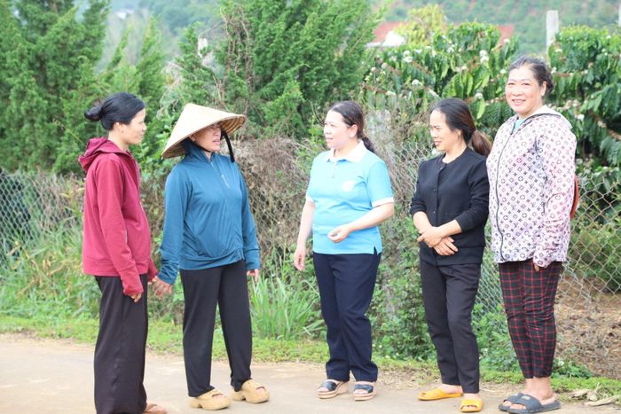 Hội viên, phụ nữ thôn Sóc Sơn, xã Nam Hà Lâm Hà tích cực tham gia các phong trào, hoạt động địa phương