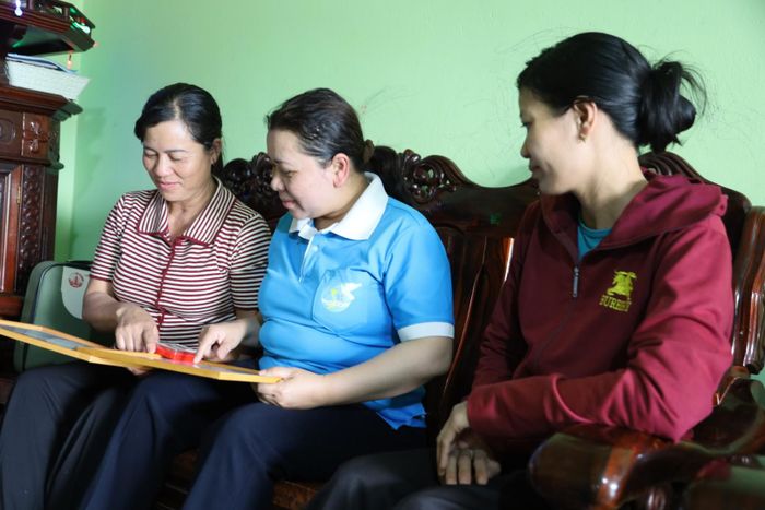 Bà Dương Thị Dinh (bên trái), Chi hội trưởng Chi hội Phụ nữ thôn Sóc Sơn, xã Nam Hà Lâm Hà được các cấp, ngành, địa phương khen thưởng vì những đóng góp cho địa phương, phong trào hội
