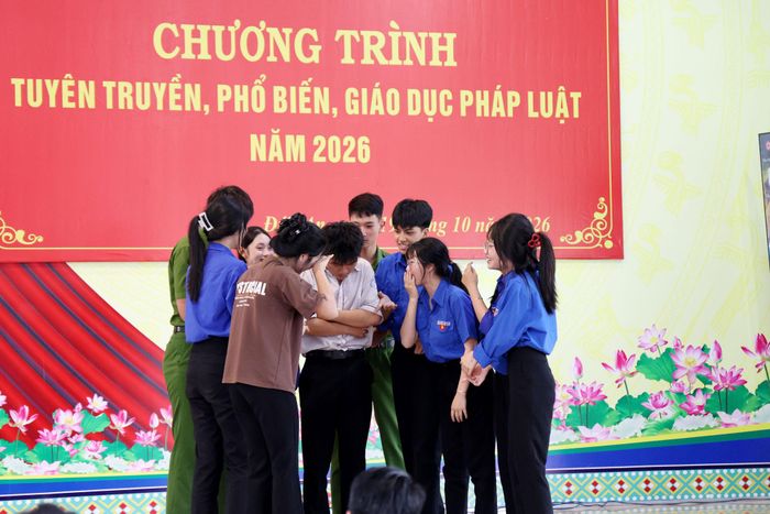 Học sinh Trường THPT Đắk Song sân khấu hóa các tình huống pháp luật