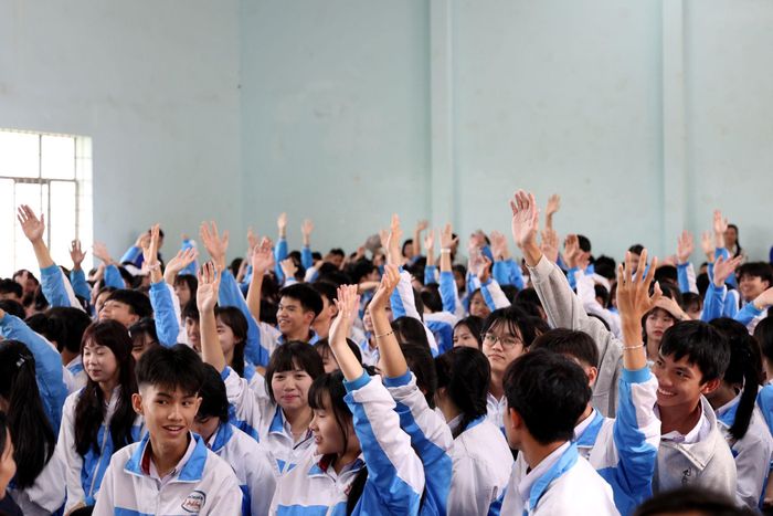 Học sinh Trường THPT Đắk Song hào hứng tham gia phần thi trắc nghiệm, tìm hiểu kiến thức pháp luật