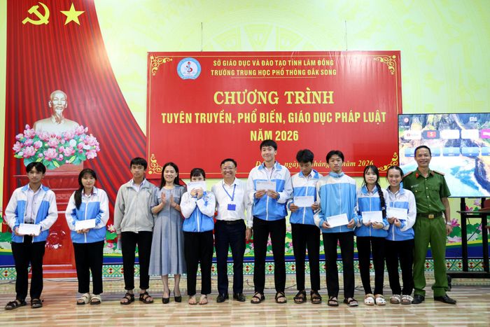 Ban Tổ chức trao quà tới học sinh trả lời đúng phần thi trắc nghiệm