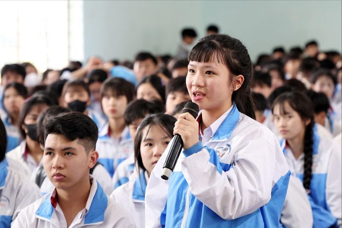 Học sinh Trường THPT Đắk Song trả lời những câu hỏi tình huống liên quan đến những kiến thức, kỹ năng để bảo vệ tính mạng, sức khỏe và tài sản của bản thân, gia đình