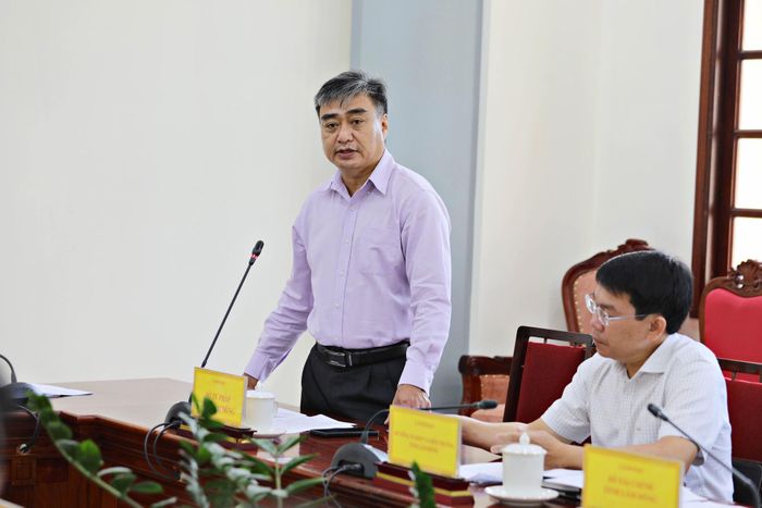 Phó Giám đốc Sở Tư pháp Dương Tín Hòa báo cáo tiến độ rà soát xử lý văn bản quy phạm pháp luật do ba tỉnh Lâm Đồng, Bình Thuận và Đắk Nông cũ ban hành trước đây