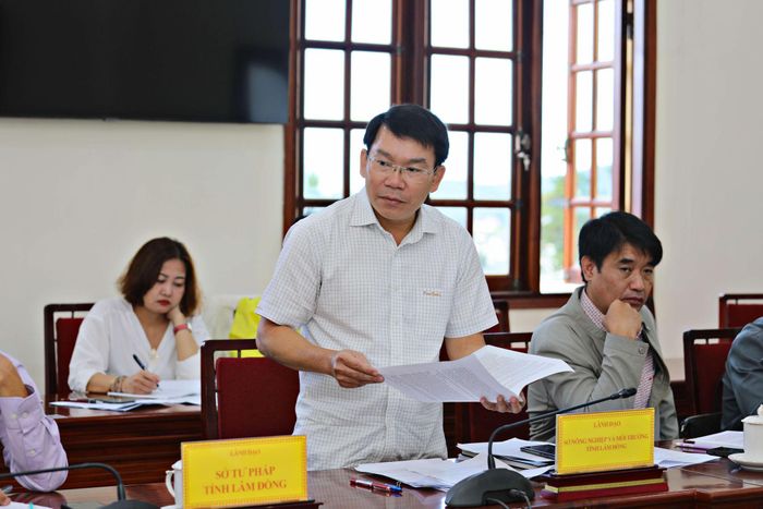 Phó Giám đốc Sở Nông nghiệp và Môi trường Trần Văn Diêu báo cáo tại cuộc họp