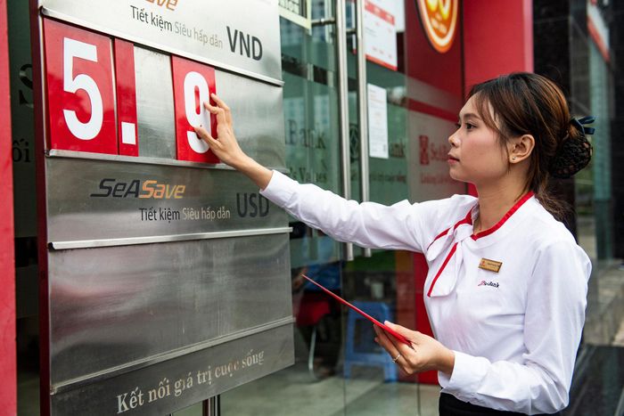Nhiều ngân hàng điều chỉnh giảm lãi suất huy động sau chỉ đạo của NHNN. Ảnh: Nam Khánh