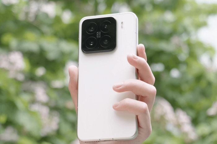 Xiaomi 15 5G phiên bản RAM 12GB, bộ nhớ 512GB được ghi nhận ở mức 18,5 triệu đồng tháng 10/2026.