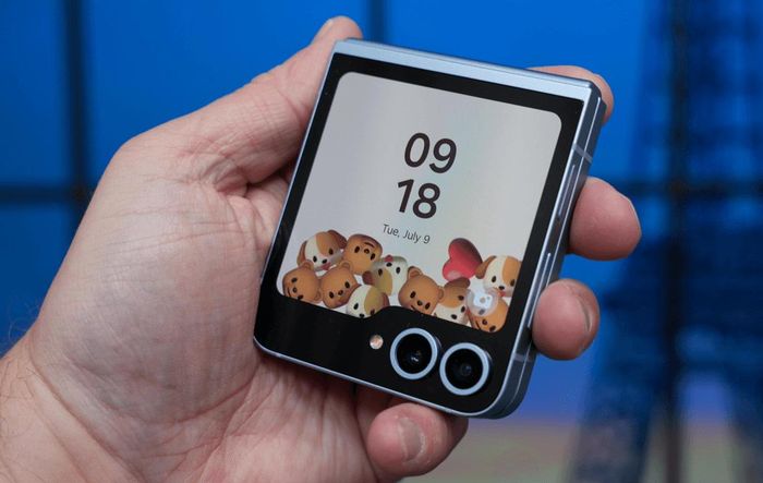 Galaxy Z Flip 6 phù hợp với người muốn trải nghiệm điện thoại gập cao cấp mà không phải chi quá nhiều tiền.