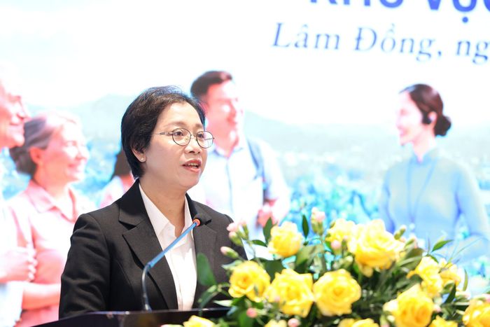 Phó Giám đốc Sở Văn hóa, Thể thao và Du lịch Lâm Đồng Nguyễn Lan Ngọc phát biểu tại lễ khai giảng