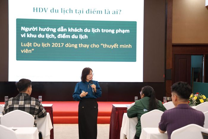 Thạc sĩ Dương Thị Hiền, Phó trưởng Phòng Quản lý Du lịch truyền đạt chuyên đề đầu tiên sau lễ khai giảng