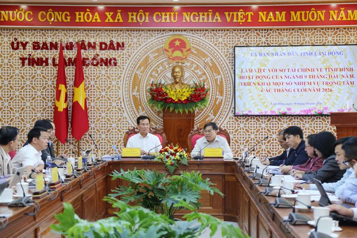 Tỉnh ủy viên, Phó Chủ tịch UBND tỉnh Võ Ngọc Hiệp (bên phải hàng ghế chủ trì) yêu cầu Sở Tài chính chủ động tham mưu giao chỉ tiêu, nhiệm vụ chi tiết trong tăng trưởng GRDP năm 2027 cho từng đơn vị, địa phương