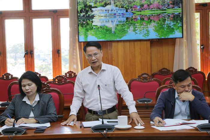 Phó Giám đốc Sở Tài chính Trần Văn Bảy báo cáo công tác quản lý, xử lý tài sản nhà, đất dôi dư