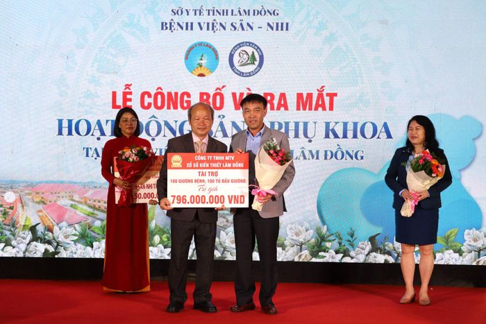 Các đơn vị trao tặng các nguồn lực tài trợ cho bệnh viện
