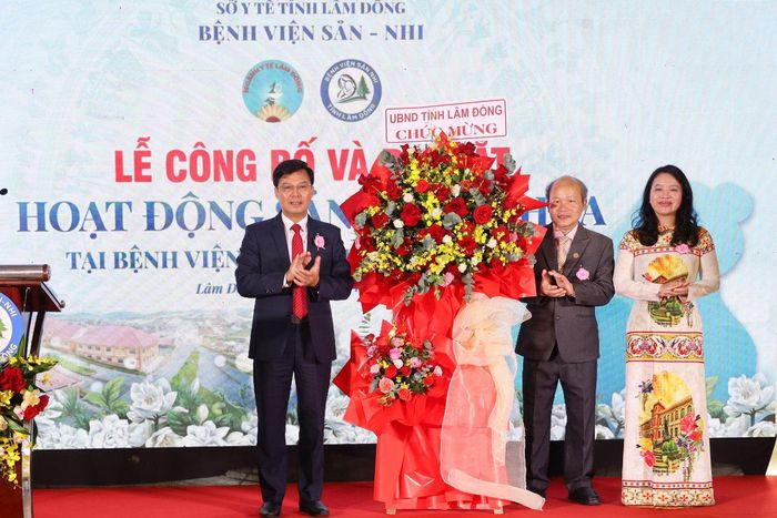 Đồng chí Đinh Văn Tuấn, Tỉnh ủy viên, Phó Chủ tịch UBND tỉnh Lâm Đồng tặng hoa chúc mừng