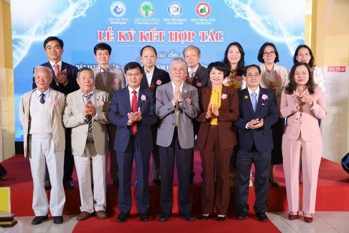 Các đại biểu chụp ảnh lưu niệm