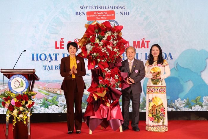 Đồng chí Phạm Thị Phúc, Phó Bí thư Tỉnh ủy, Chủ tịch Ủy ban MTTQ Việt Nam tỉnh Lâm Đồng tặng hoa chúc mừng
