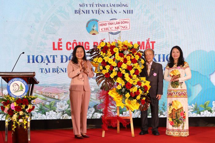 Đồng chí Nguyễn Thị Thuận Bích, Tỉnh ủy viên, Phó Chủ tịch HĐND tỉnh Lâm Đồng tặng hoa chúc mừng