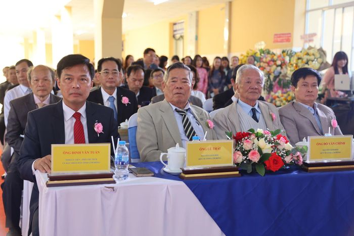 Đồng chí Đinh Văn Tuấn (bên trái), Tỉnh ủy viên, Phó Chủ tịch UBND tỉnh Lâm Đồng cùng các đại biểu tham dự