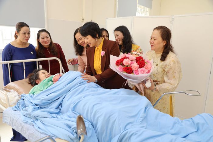 Đồng chí Phạm Thị Phúc, Phó Bí thư Tỉnh ủy, Chủ tịch Ủy ban MTTQ Việt Nam tỉnh thăm, tặng quà những sản phụ và em bé đầu tiên chào đời tại bệnh viện sau chuyển giao