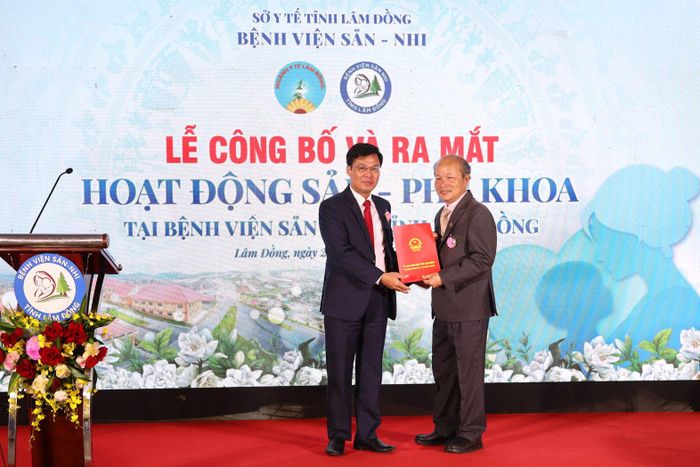 Đồng chí Đinh Văn Tuấn, Tỉnh ủy viên, Phó Chủ tịch UBND tỉnh Lâm Đồng trao quyết định, giao nhiệm vụ chuyển giao hoạt động sản - phụ khoa cho Bệnh viện Sản - Nhi tỉnh