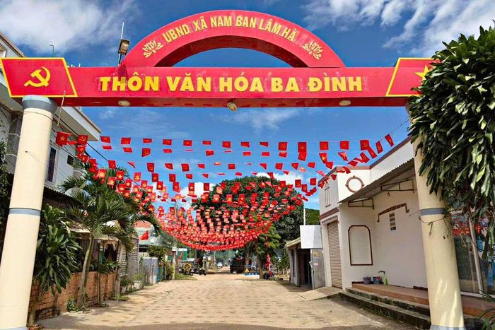 Các tuyến đường liên thôn được trang hoàng cờ, hoa rực rỡ chuẩn bị cho lễ kỷ niệm