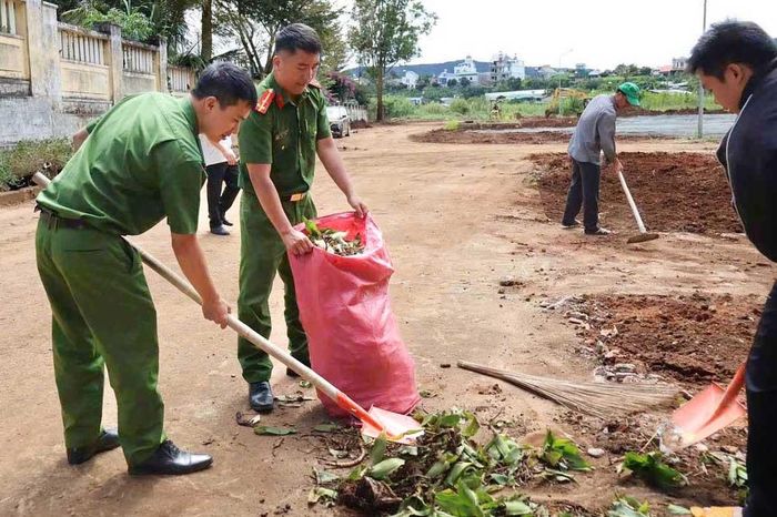 Các lực lượng cùng dọn vệ sinh, khơi thông cống rãnh, góp phần giữ gìn môi trường xanh, sạch, đẹp