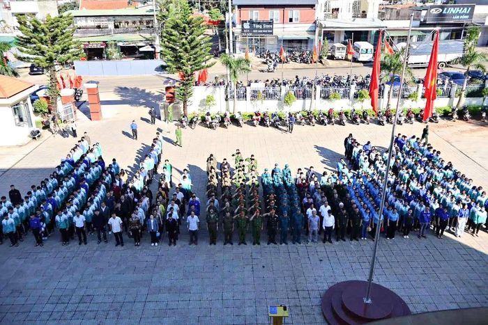 Cán bộ, công chức các phòng ban, lực lượng, quần chúng nhân dân xã Nam Ban Lâm Hà sôi nổi ra quân tạo cảnh quan sạch, đẹp