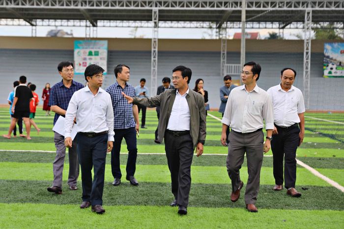 Phó Chủ tịch UBND tỉnh Đinh Văn Tuấn (ở giữa hàng đầu) chỉ đạo các sở, ngành và xã Nam Ban Lâm Hà phối hợp hoàn thiện các hạng mục, bảo đảm tiến độ và chất lượng tổ chức lễ Kỷ niệm 50 năm xây dựng và phát triển Vùng kinh tế mới Hà Nội tại Lâm Đồng