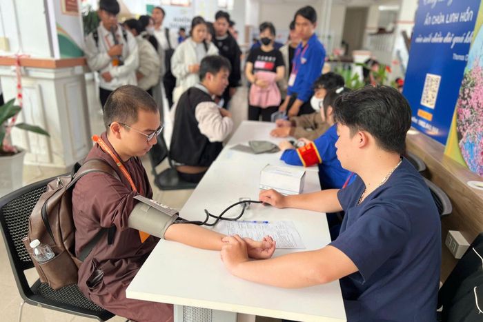 Tình nguyện viên khám sức khỏe trước khi hiến máu