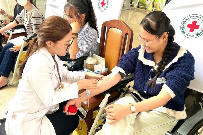 Đông đảo người dân tham gia hiến máu tình máu tình nguyện