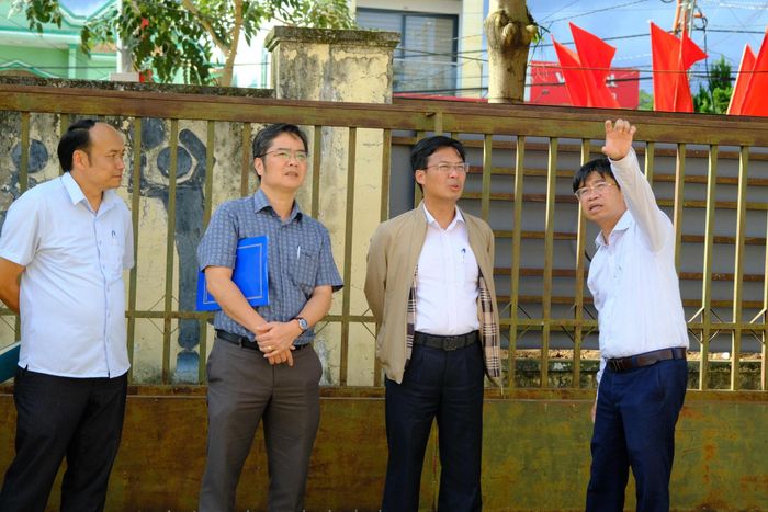 Đồng chí Đinh Văn Tuấn, Tỉnh ủy viên, Phó Chủ tịch UBND tỉnh (thứ 2 từ phải qua) đi kiểm tra thực tế công tác chuẩn bị lễ kỷ niệm 50 năm Vùng kinh tế mới Hà Nội tại xã Nam Ban Lâm Hà
