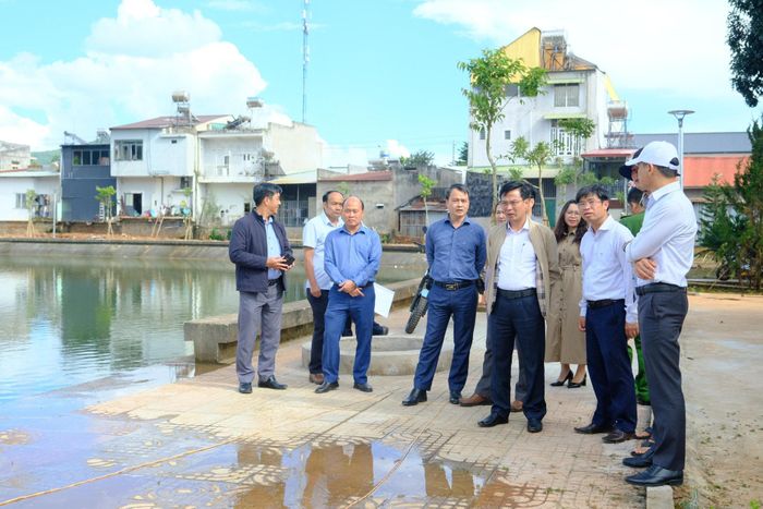 Đồng chí Đinh Văn Tuấn, Tỉnh ủy viên, Phó Chủ tịch UBND tỉnh (hàng đầu, thứ 3 từ phải qua) đi kiểm tra thực tế một số hạng mục công trình phục vụ lễ kỷ niệm 50 năm Vùng kinh tế mới Hà Nội tại xã Nam Ban Lâm Hà