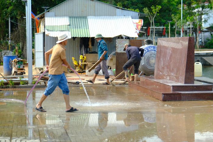 Các đơn vị nhà thầu khẩn trương dọn dẹp vệ sinh các hạng mục công trình phục vụ lễ kỷ niệm 50 năm Vùng kinh tế mới Hà Nội tại xã Nam Ban Lâm Hà