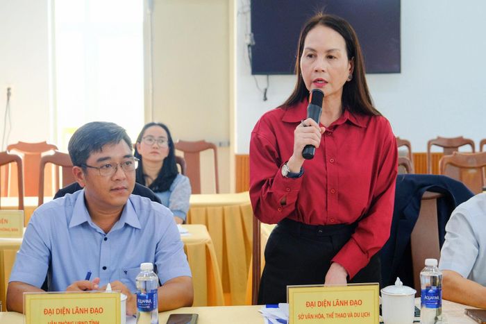 Bà Nguyễn Thị Bích Ngọc, Phó Giám đốc Sở Văn hóa, Thể thao và Du lịch báo cáo tiến độ chuẩn bị lễ kỷ niệm 50 năm Vùng kinh tế mới Hà Nội
