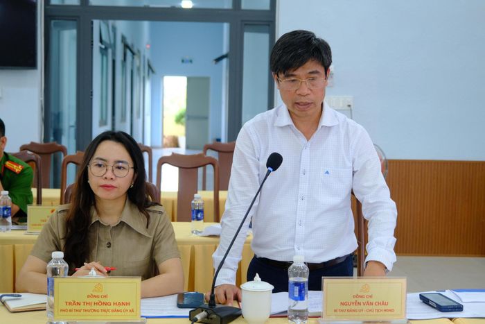 Ông Nguyễn Văn Châu, Bí thư Đảng ủy, Chủ tịch HĐND xã Nam Ban Lâm Hà báo cáo công tác chuẩn bị lễ kỷ niệm 50 năm Vùng kinh tế mới Hà Nội do địa phương thực hiện