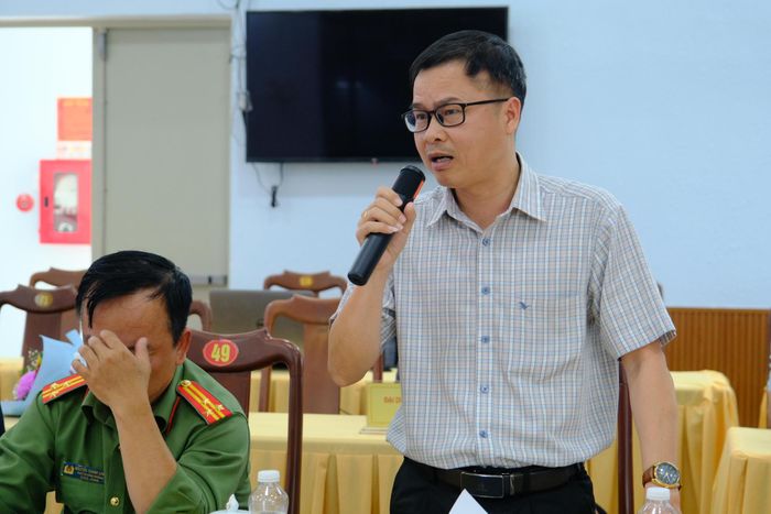 Phó Giám đốc Báo và Phát thanh, Truyền hình Lâm Đồng Nguyễn Phi Long báo cáo tiến độ thực hiện chương trình lễ kỷ niệm 50 năm Vùng kinh tế mới Hà Nội
