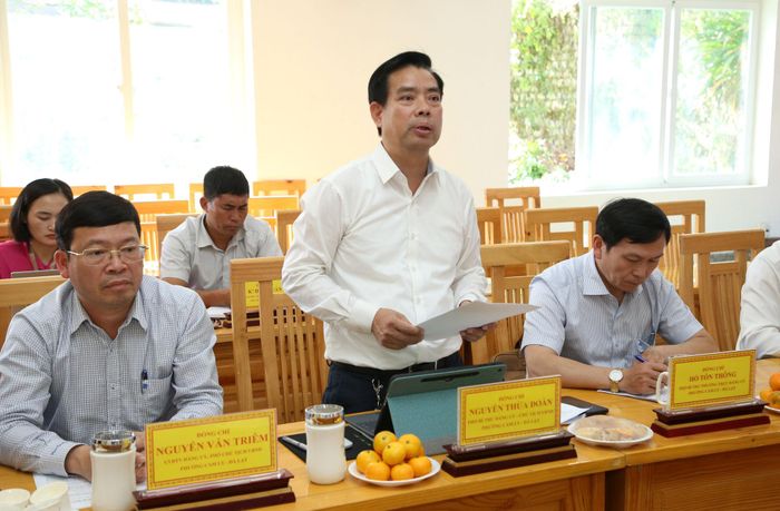 Đồng chí Nguyễn Thừa Đoàn, Chủ tịch UBND phường Cam Ly - Đà Lạt báo cáo kết quả kinh tế - xã hội 9 tháng tại buổi làm việc