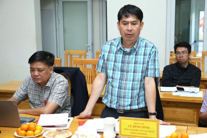Đồng chí Lê Bình Minh, Phó Giám đốc Sở Tài chính trả lời các kiến nghị của địa phương tại buổi làm việc