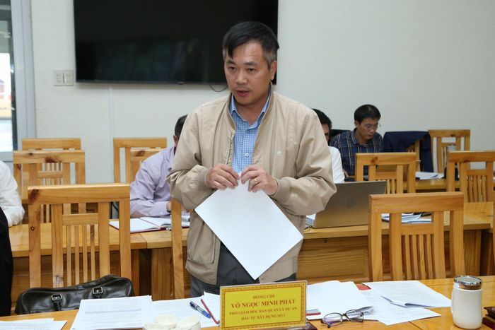 Đồng chí Võ Ngọc Minh Phát, Phó Giám đốc Ban Quản lý đầu tư xây dựng số 1 trả lời các kiến nghị của địa phương