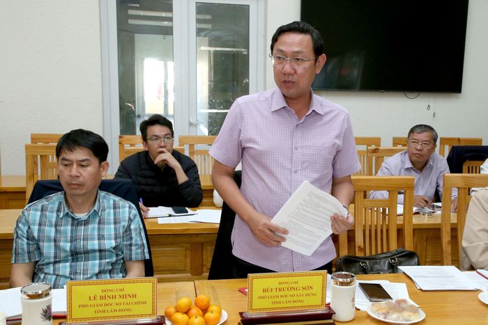 Đồng chí Bùi Trường Sơn, Phó Giám đốc Sở Xây dựng trả lời kiến nghị của địa phương liên quan đến quy hoạch liên phường