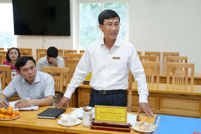Đồng chí Phạm Kim Quang, Bí thư Đảng ủy phường Cam Ly - Đà Lạt báo cáo tại buổi làm việc
