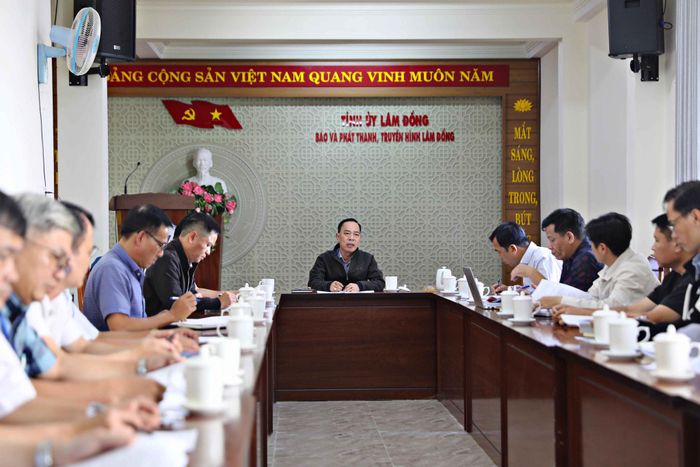Tỉnh ủy viên, Giám đốc Báo và PTTH Lâm Đồng Lê Huy Toàn cùng Ban Giám đốc làm việc với các đơn vị liên quan, nhà thầu để nghe báo cáo, cam kết thực hiện tiến độ công trình