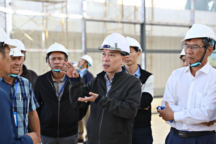Tỉnh ủy viên, Giám đốc Báo và PTTH Lâm Đồng Lê Huy Toàn đề nghị nhà thầu bám sát tiến độ đã cam kết, phấn đấu hoàn thành và đưa công trình vào sử dụng trong năm 2026 theo chỉ đạo của lãnh đạo UBND tỉnh Lâm Đồng