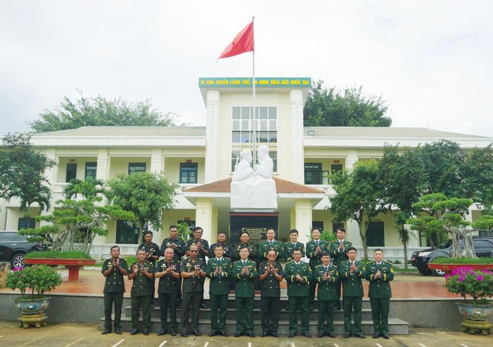 Đoàn đại biểu hai bên chụp hình lưu niệm