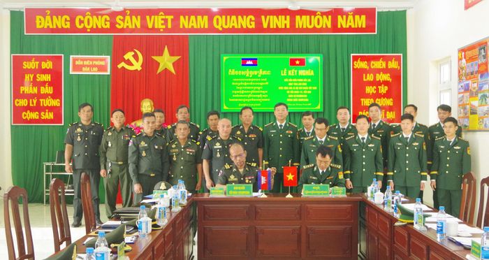 Đại diện Đồn Biên phòng Đắk Lao và Tiểu đoàn 115 ký kết biên bản kết nghĩa, thống nhất các nội dung phối hợp trong quản lý, bảo vệ biên giới