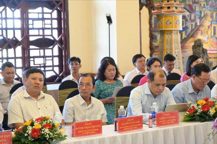 Lãnh đạo các phường, xã lân cận tham dự hội nghị