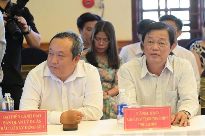Phó Giám đốc Báo và Phát thanh, Truyền hình Lâm Đồng Trương Quốc Thế Minh (hàng đầu bên phải) cùng đại diện Ban quản lý dự án Đầu tư xây dựng số 2 dự hội nghị