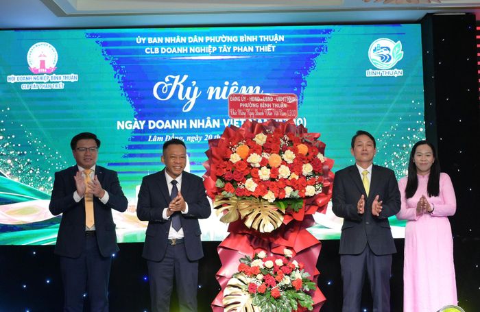 Lãnh đạo phường Bình Thuận tặng hoa cho Hội Doanh nghiệp Bình Thuận nhân dịp ngày Doanh nhân 13/10