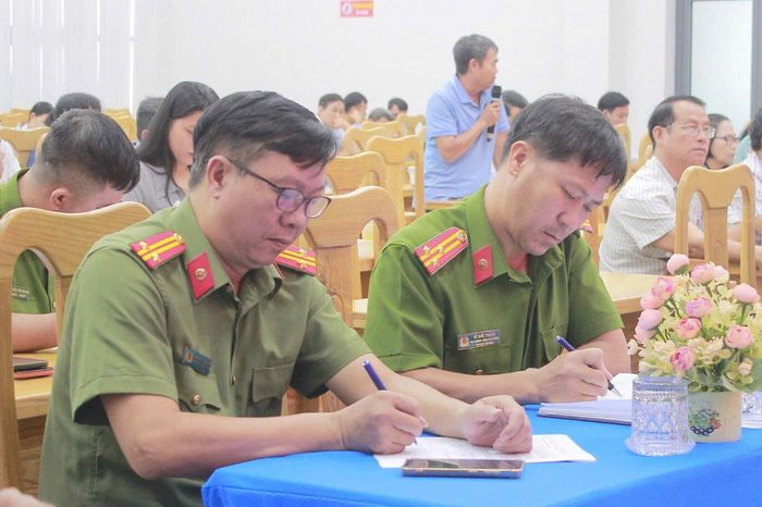Đại diện lãnh đạo phường và một số phòng nghiệp vụ Công an tỉnh tham dự hội nghị